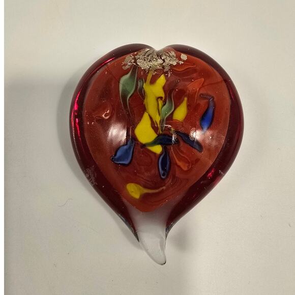 Red Heart Glass Paperweight with Iris Flowers and Gold 4" EUC‎ - Picture 3 of 9